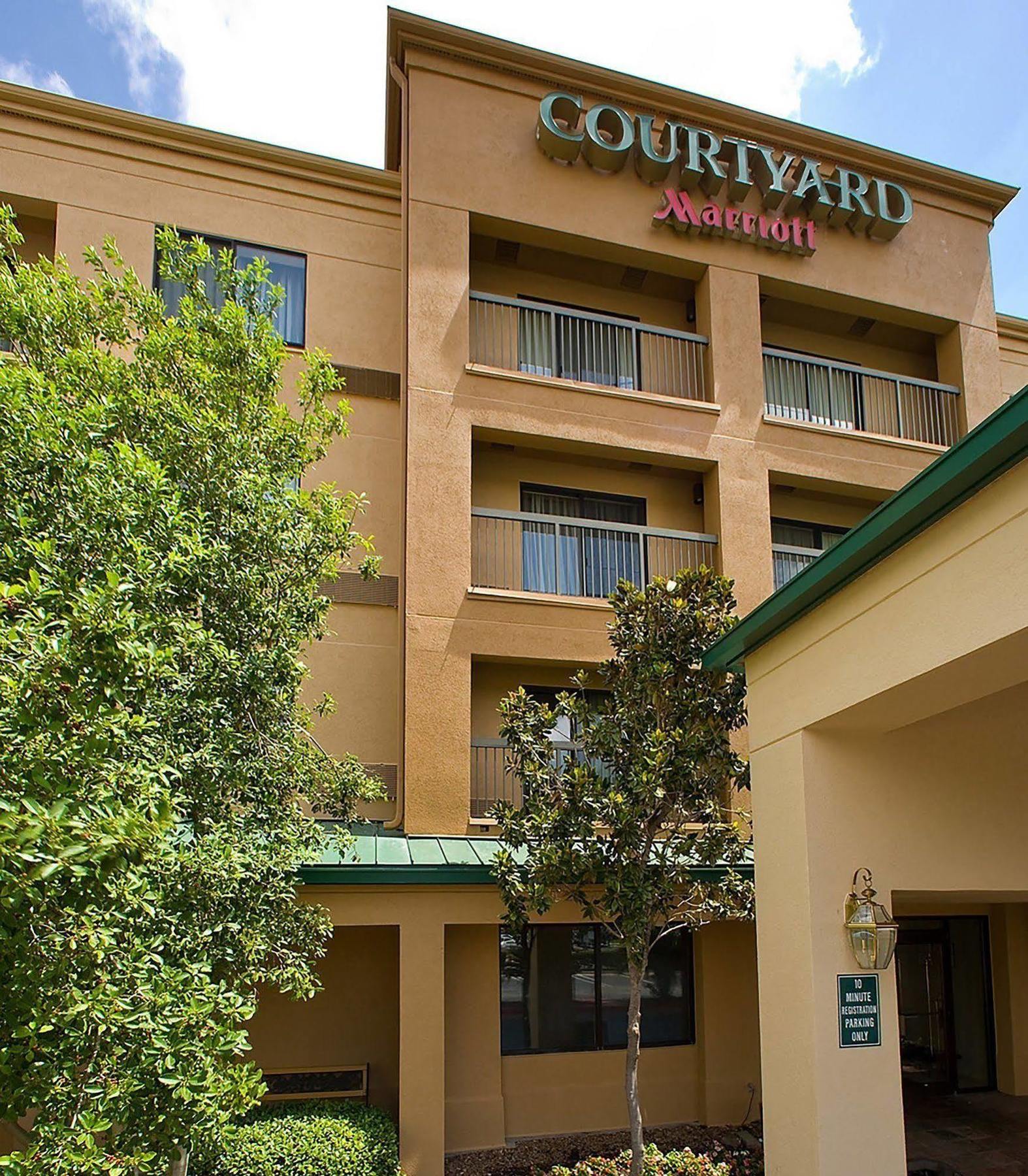 Courtyard Houston Sugar Land/Stafford Hotel Exterior photo